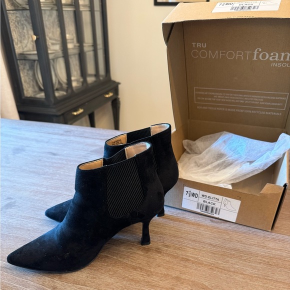 Cute black boots! In great condition! - Picture 2 of 2